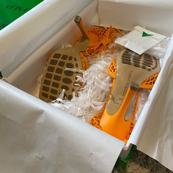 NWT BV Orange stretched lace up heel - Picture 3 of 11